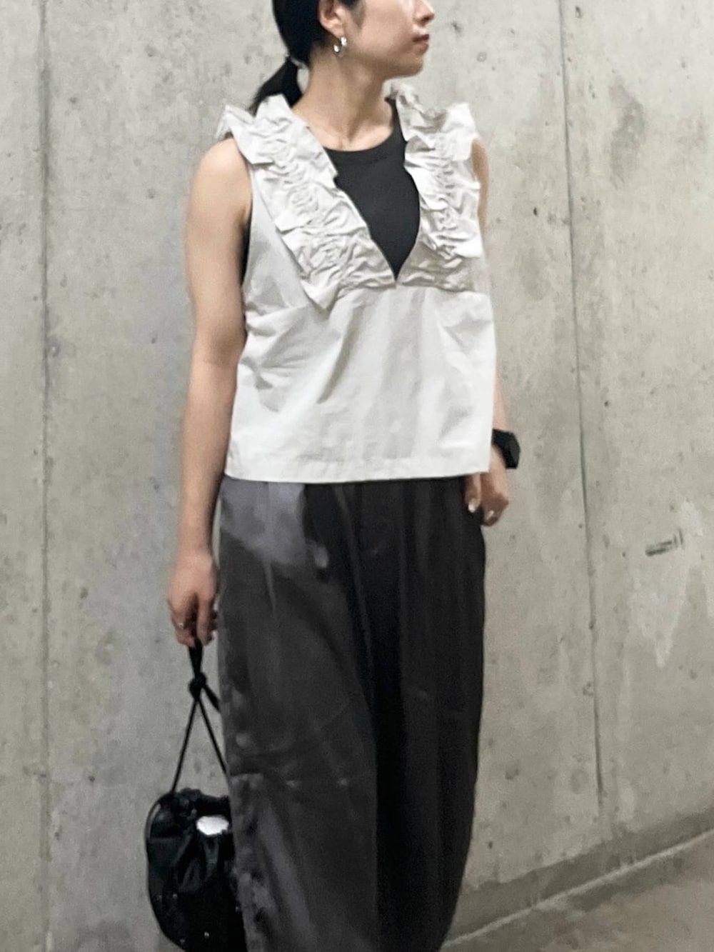 グレー系のその他パンツ、ブラック系のバレエシューズ、グレー系のタンクトップを着用したレディースの夏コーディネートの7枚目の写真