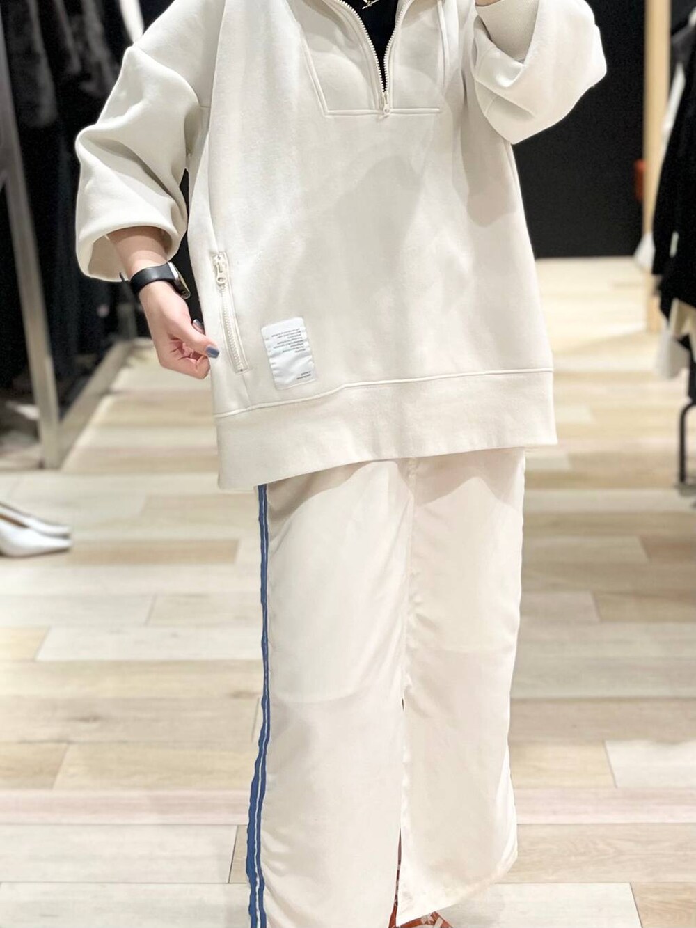 ホワイト系のTシャツ/カットソー、ブラック系のTシャツ/カットソー、ホワイト系のスカートを着用したレディースの冬コーディネートの3枚目の写真