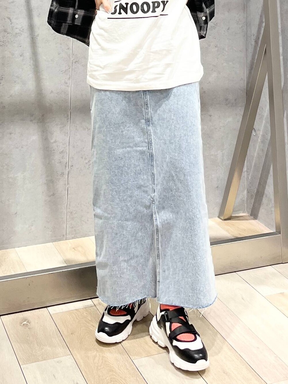 ホワイト系のTシャツ/カットソー、ブルー系のスカート、ホワイト系のスニーカーを着用したレディースの冬コーディネートの8枚目の写真