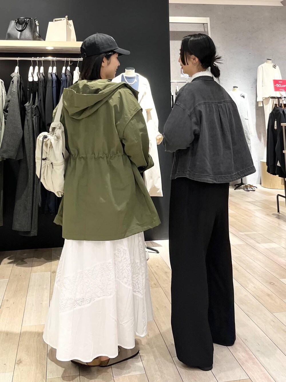 ホワイト系のシャツ/ブラウス、グレー系のシャツ/ブラウス、グリーン系のその他アウターを着用したレディースの春コーディネートの6枚目の写真