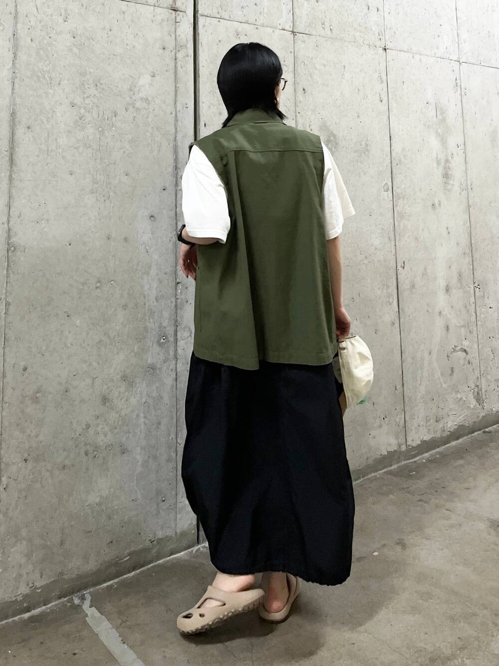 ブラック系のワンピース、グリーン系のマタニティウェア/グッズ、グリーン系のキャップを着用したレディースの春コーディネートの5枚目の写真