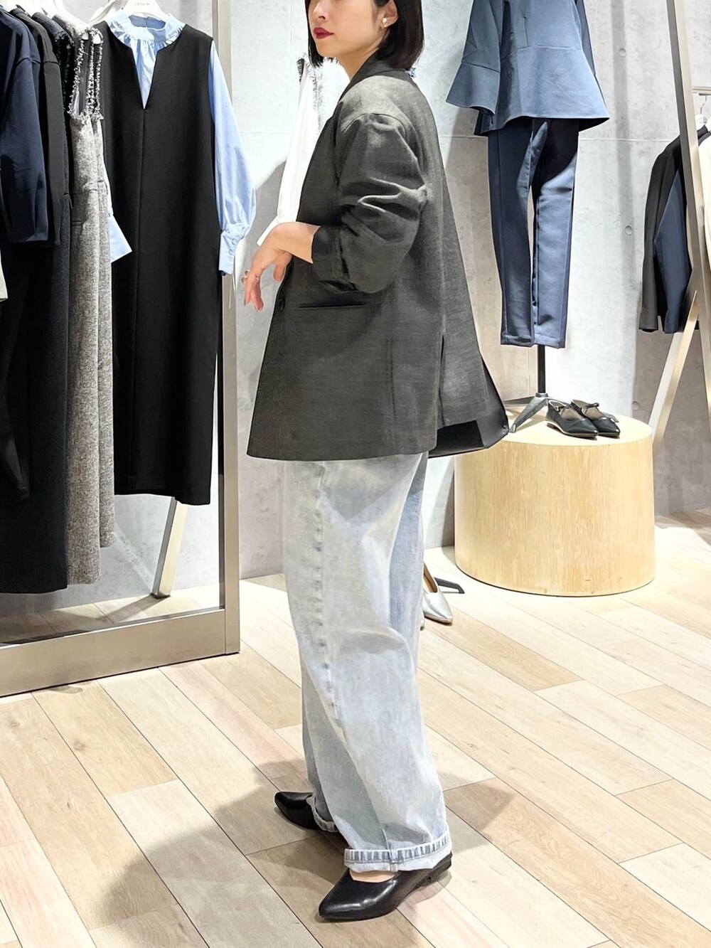 ホワイト系のTシャツ/カットソー、ブルー系のデニムパンツ、ブラック系のショルダーバッグを着用したレディースの冬コーディネートの5枚目の写真