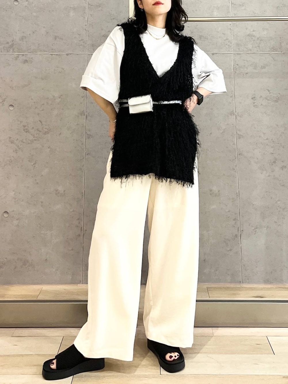 「カジュアル、モード、ベーシック/シンプル、デート/ロマンティック、楽ちんコーデ、春コーデ、女子会、きれいめカジュアル_LEPSIM、LEPSIM、おでかけ、シンプルコーデ、春色、夏コーデ、Tシャツ、ベスト」｜「LEPSIMのモックネックT　290296（Tシャツ/カットソー、グレー系）」を使った、エムアイさん（レディース・162cm）の春コーディネートの2枚目の写真