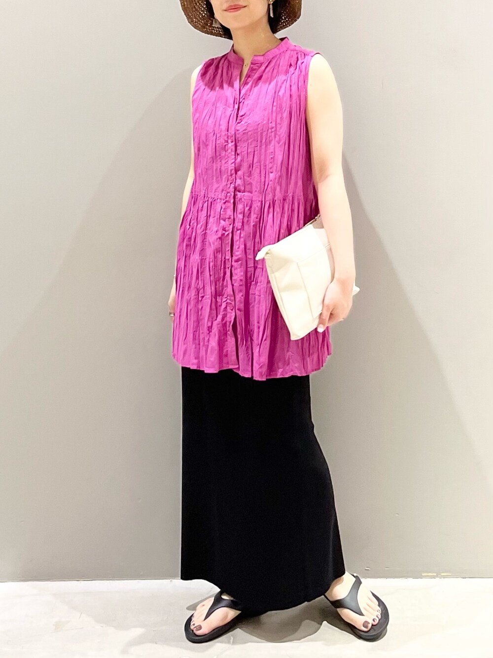 ブラック系のスカート、パープル系のシャツ/ブラウス、ブラック系のサンダルを着用したレディースの夏コーディネートの3枚目の写真