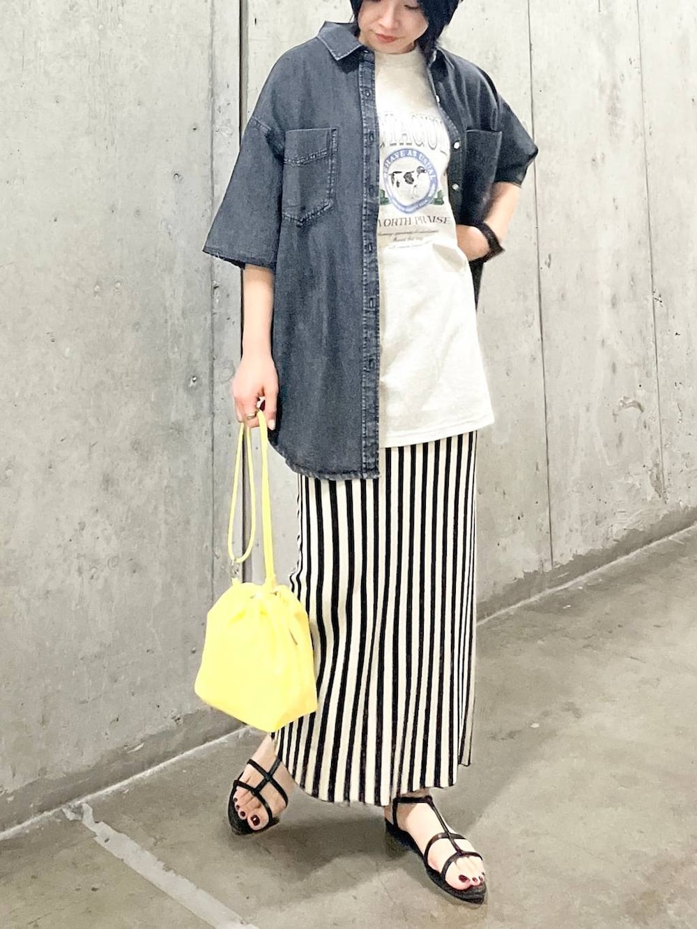 「カジュアル、モノトーン、モード、LEPSIM、デニムジャケット、シャツ、シャツスタイル、Tシャツ、スカート、シンプルコーデ、春夏コーデ、きれいめカジュアル、デニム、動物モチーフ、ストライプスカート」｜「LEPSIMのフェイクレザーミニ巾着　105144（ショルダーバッグ、イエロー系）」を使った、エムアイさん（レディース・162cm）の春コーディネートの6枚目の写真
