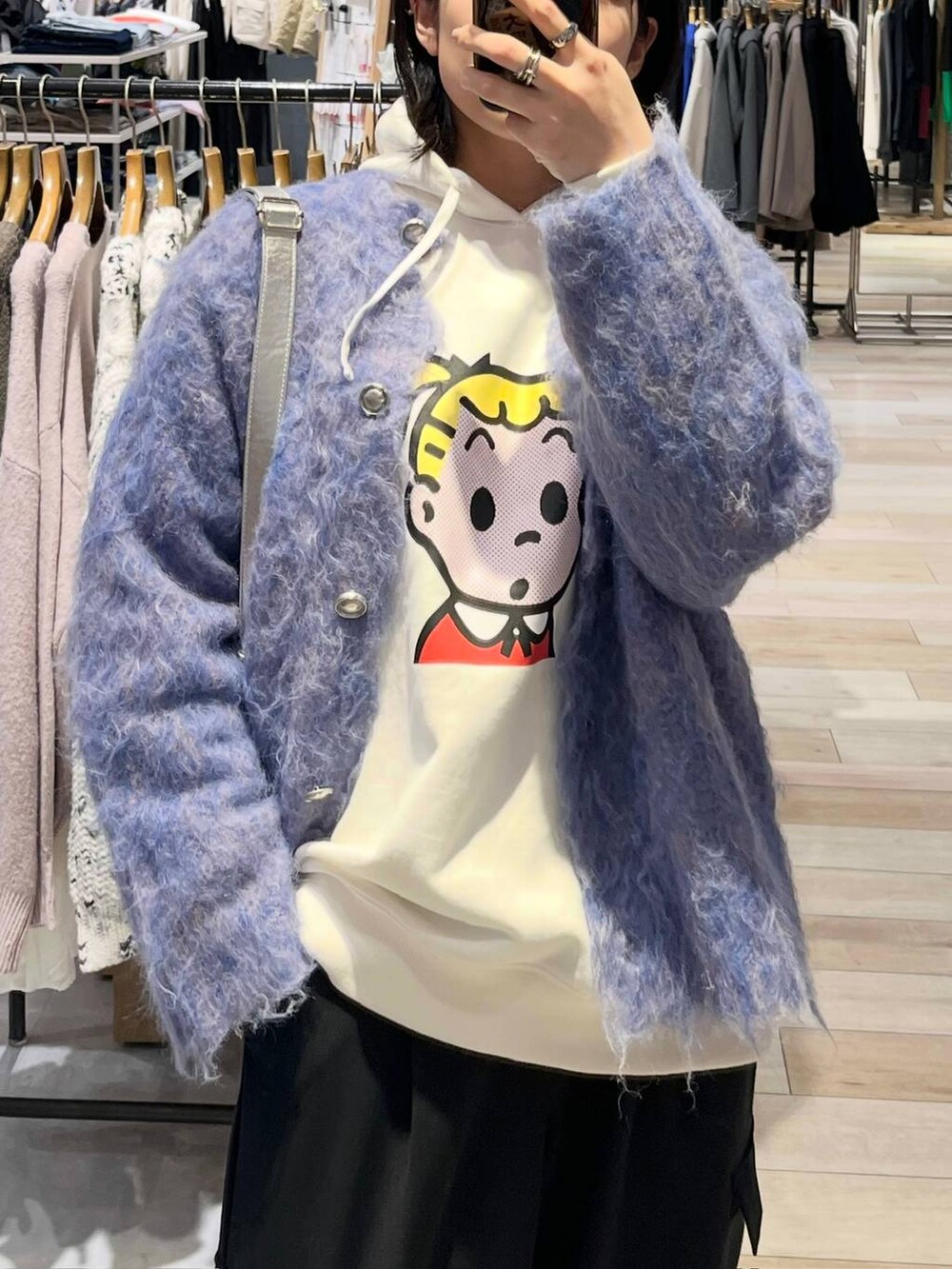 ブルー系のカーディガン/ボレロ、ブラック系のブーツ、ブラック系のその他パンツを着用したレディースの秋コーディネートの2枚目の写真