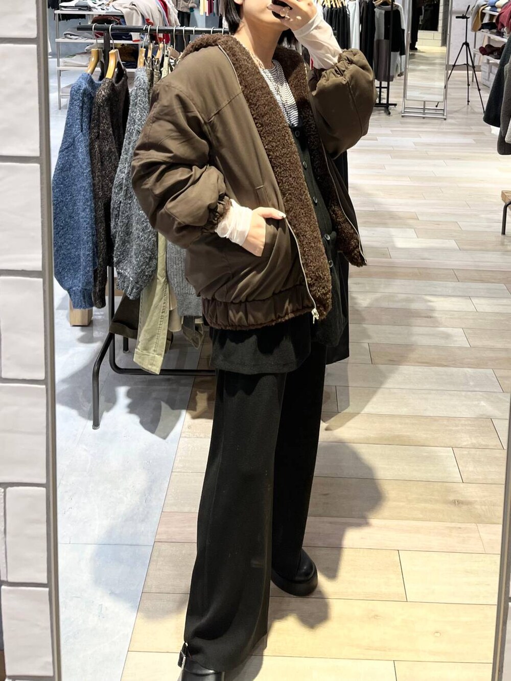 ホワイト系のTシャツ/カットソー、ブラウン系のブルゾン、ブラック系のその他シューズを着用したレディースの冬コーディネートの5枚目の写真