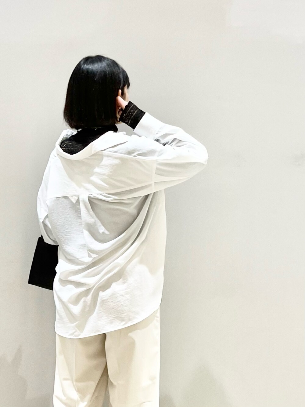 ブラック系のシューズ、ブラック系のパンツ、ブラック系のショルダーバッグを着用したレディースの春コーディネートの2枚目の写真