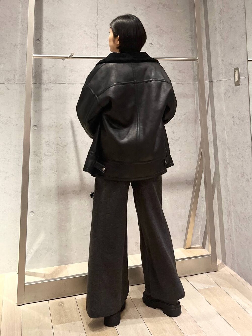 シルバー系のショルダーバッグ、グレー系のその他パンツ、ブラック系のその他アウターを着用したレディースの秋コーディネートの4枚目の写真