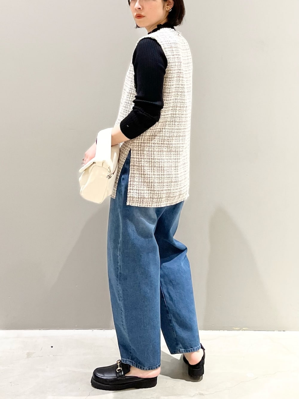 「LEPSIM、レプシィム(LEPSIM)、ベスト、ツイード、デニム、デニムパンツ、ニット、ハイネック、カーブパンツ、ローファー、ハンドバッグ、お出かけコーデ、シンプルコーデ、オトナカジュアル、プチプラ」｜「LEPSIMのカーブデニムパンツ　356528（デニムパンツ、ブルー系）」を使った、エムアイさん（レディース・162cm）の夏コーディネートの2枚目の写真