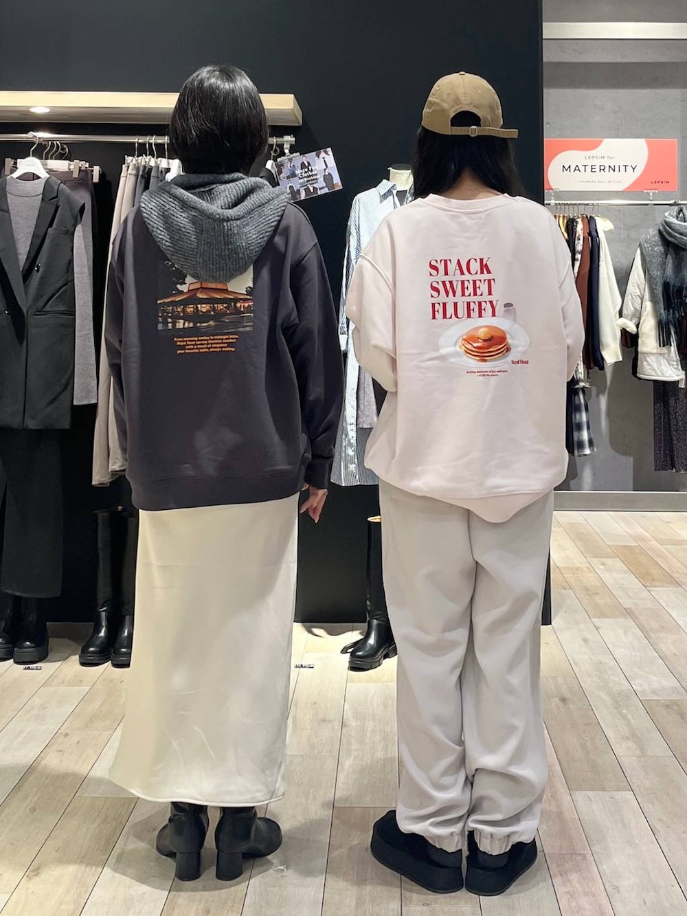 ホワイト系のスカート、ホワイト系のその他パンツ、ブラック系のブーツを着用したレディースの秋コーディネートの3枚目の写真