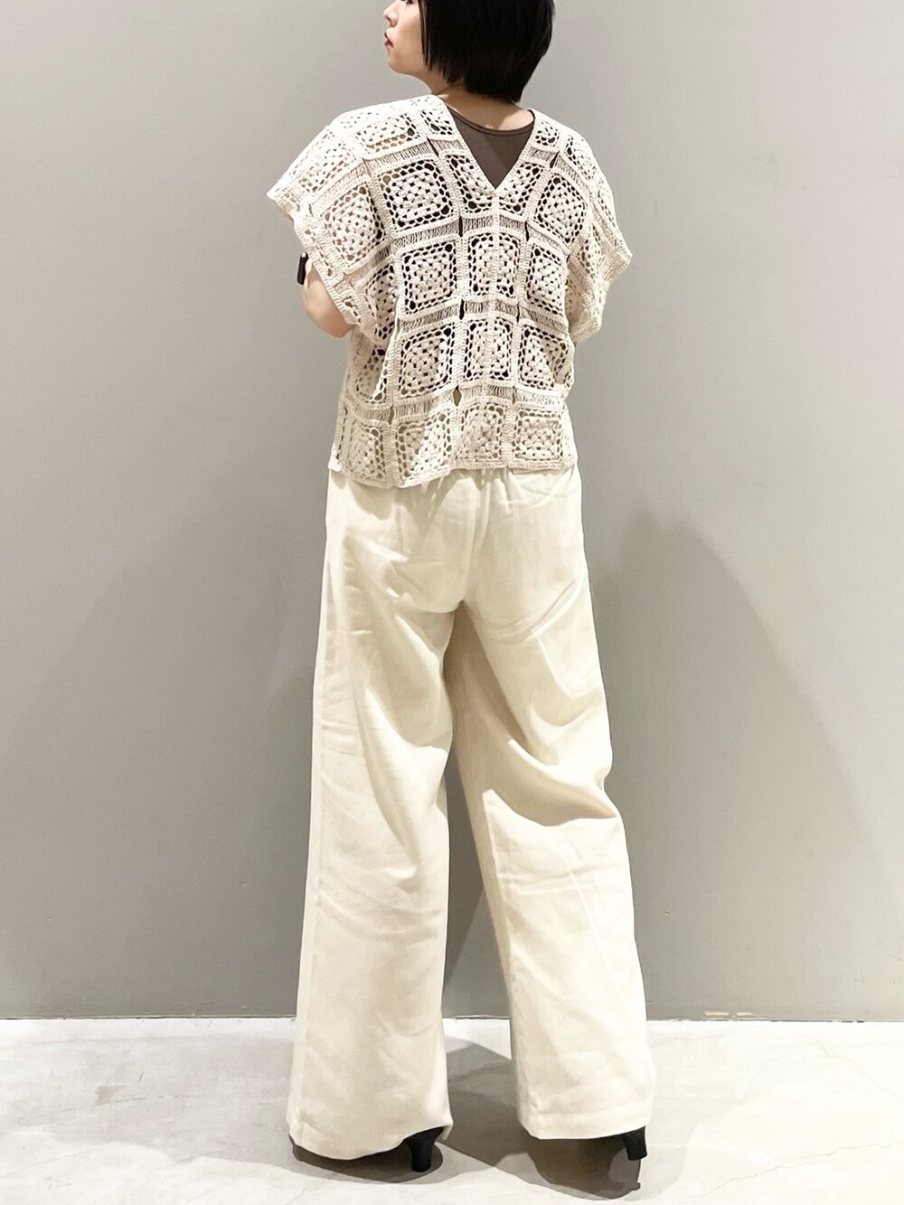 ホワイト系のその他パンツ、ホワイト系のTシャツ/カットソー、ホワイト系のバッグを着用したレディースの夏コーディネートの4枚目の写真