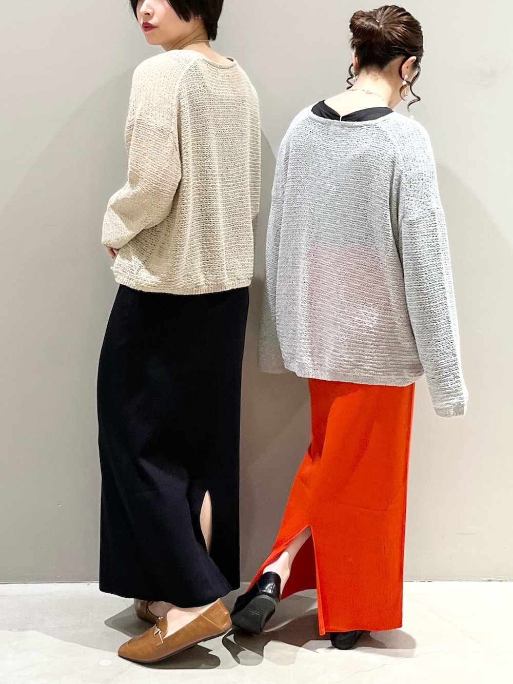 「LEPSIM、レプシィム(LEPSIM)、ニット、シアーニット、メッシュ、メッシュニット、ニットスカート、ローファー、春服みてみて、春コーデ、ベージュ、スリットスカート、オレンジ、きれいめカジュアル、大人カジュアル」|「LEPSIMの5ゲージメッシュプルオーバー 191384(ニット/セーター、グレー系)」を使った、エムアイさん(レディース・162cm)の春コーディネートの3枚目の写真