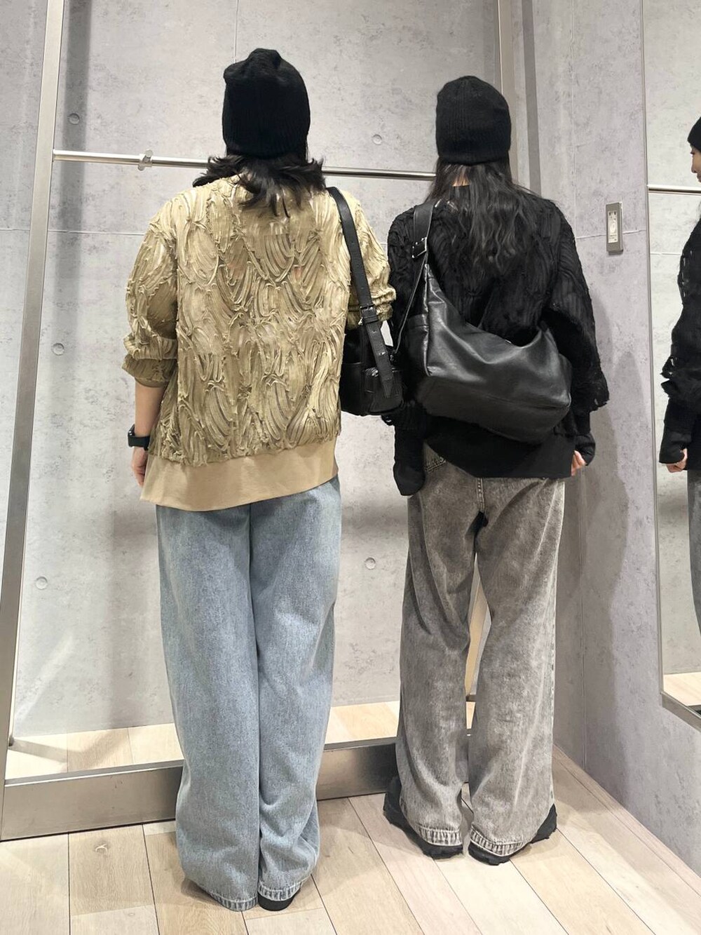 ブルー系のデニムパンツ、ブラック系のショルダーバッグ、グレー系のデニムパンツを着用したレディースの春コーディネートの3枚目の写真