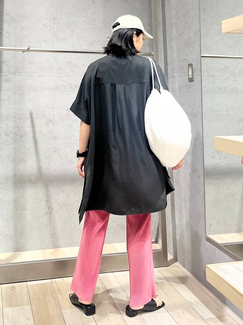 グレー系のチュニック、ピンク系のその他パンツ、ホワイト系のショルダーバッグを着用したレディースの夏コーディネートの3枚目の写真