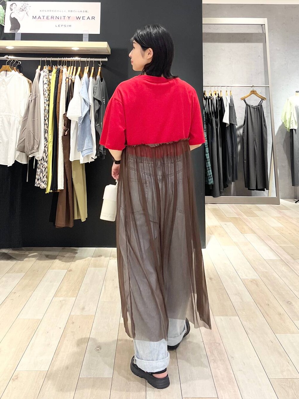 「カジュアル、モード、ベーシック/シンプル、デート/ロマンティック、楽ちんコーデ、夏コーデ、女子会、きれいめカジュアル_LEPSIM、LEPSIM、おでかけ、シンプルコーデ、ワンピース、Tシャツ、デニムパンツ、サンダル」｜「LEPSIMのロゴチュールレイヤーワンピース　123940（ワンピース、レッド系）」を使った、エムアイさん（レディース・162cm）の夏コーディネートの4枚目の写真