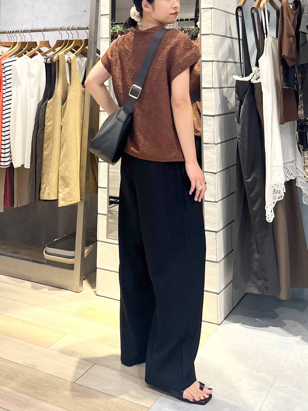 ブラック系のその他パンツ、ブラック系のショルダーバッグ、ブラック系のサンダルを着用したレディースの夏コーディネートの3枚目の写真