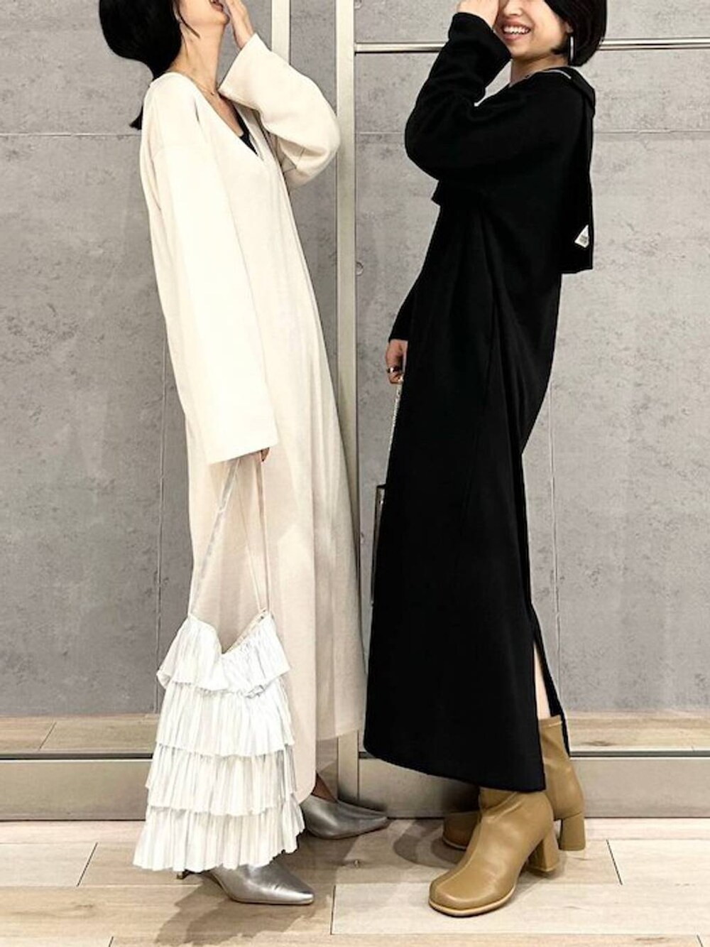 ブラック系のショルダーバッグ、ブラック系のワンピース、ホワイト系のワンピースを着用したレディースの秋コーディネートの8枚目の写真