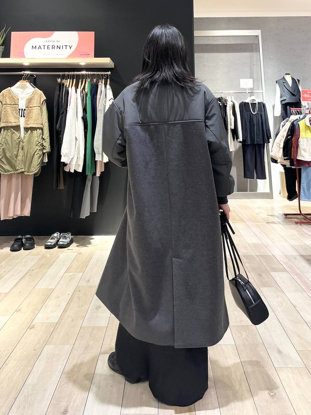 ブラック系のローファー、ブラック系のスカート、ブラック系のTシャツ/カットソーを着用したレディースの冬コーディネートの7枚目の写真