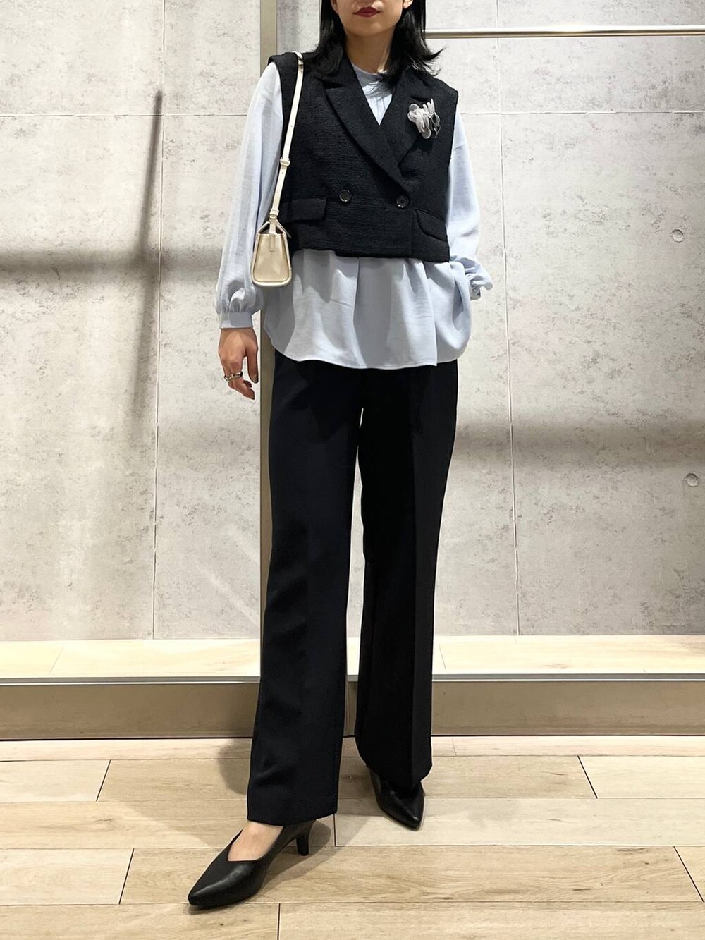 ブルー系のスーツパンツ、ブルー系のシャツ/ブラウス、ブルー系のその他アウターを着用したレディースの冬コーディネートの2枚目の写真