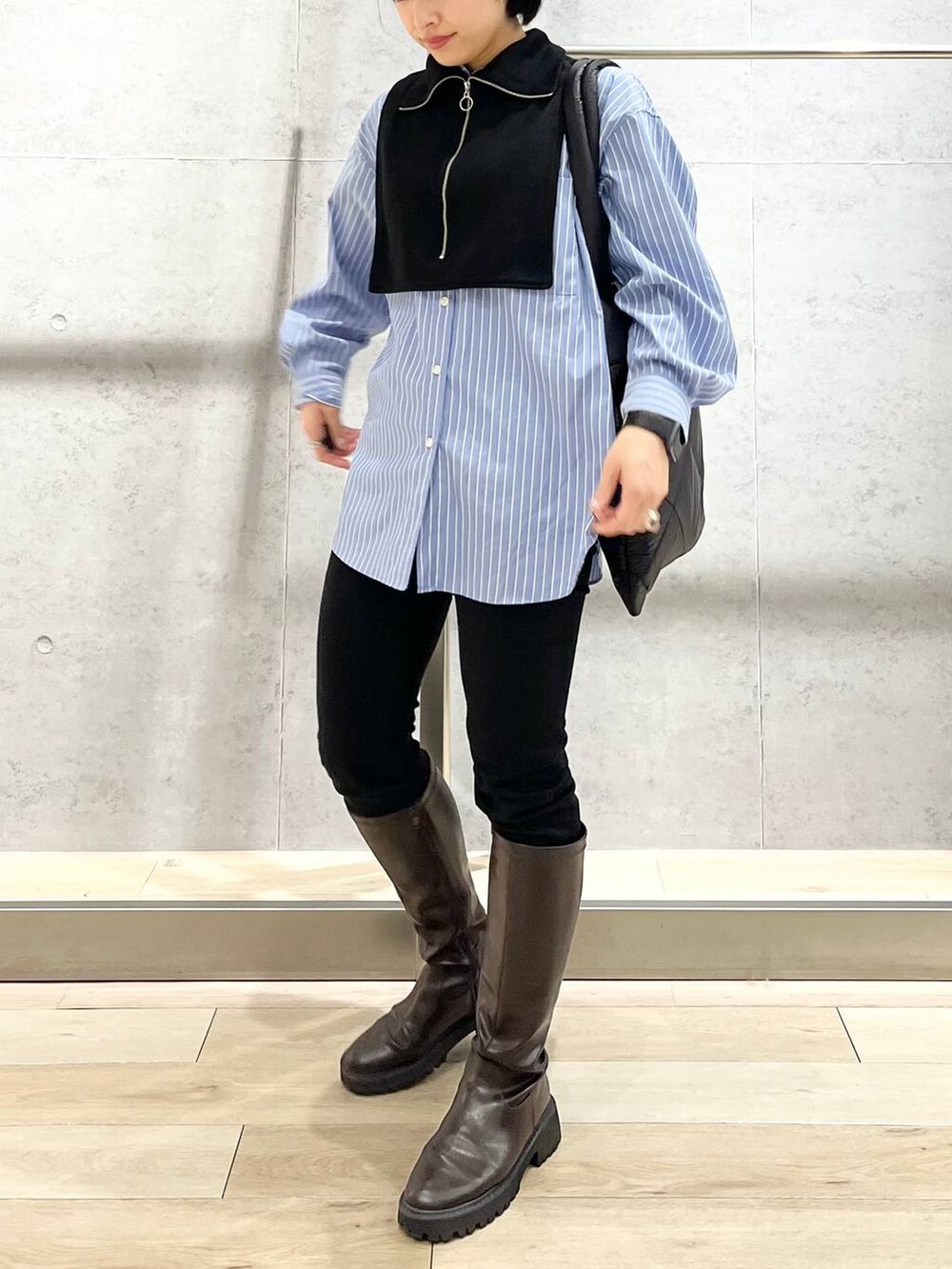 ブラウン系のブーツ、ブラック系のその他パンツ、ブルー系のシャツ/ブラウスを着用したレディースの秋コーディネートの8枚目の写真