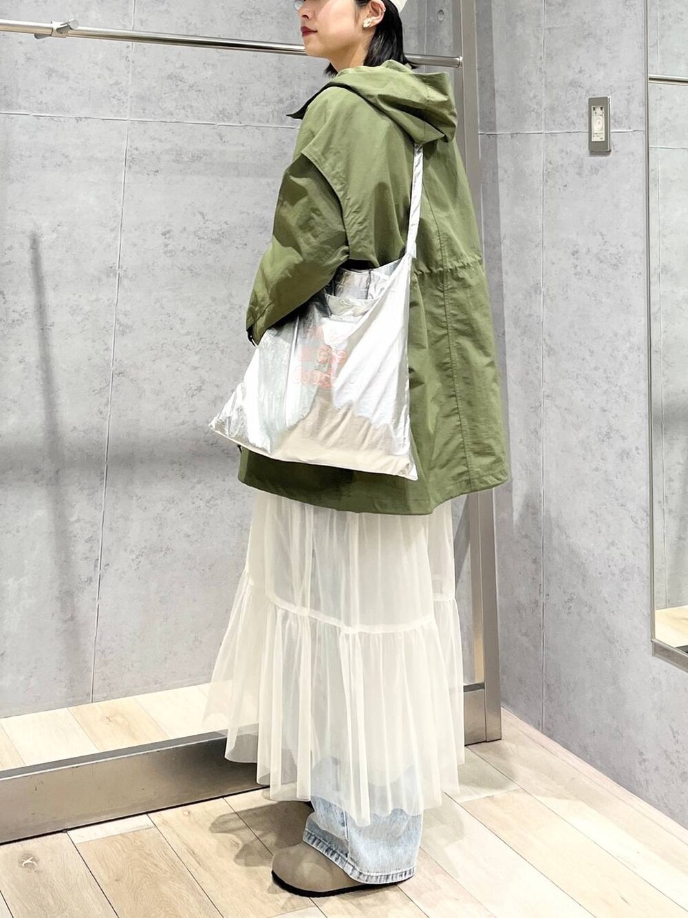 ブルー系のデニムパンツ、グリーン系のその他アウター、ベージュ系のその他シューズを着用したレディースの冬コーディネートの2枚目の写真