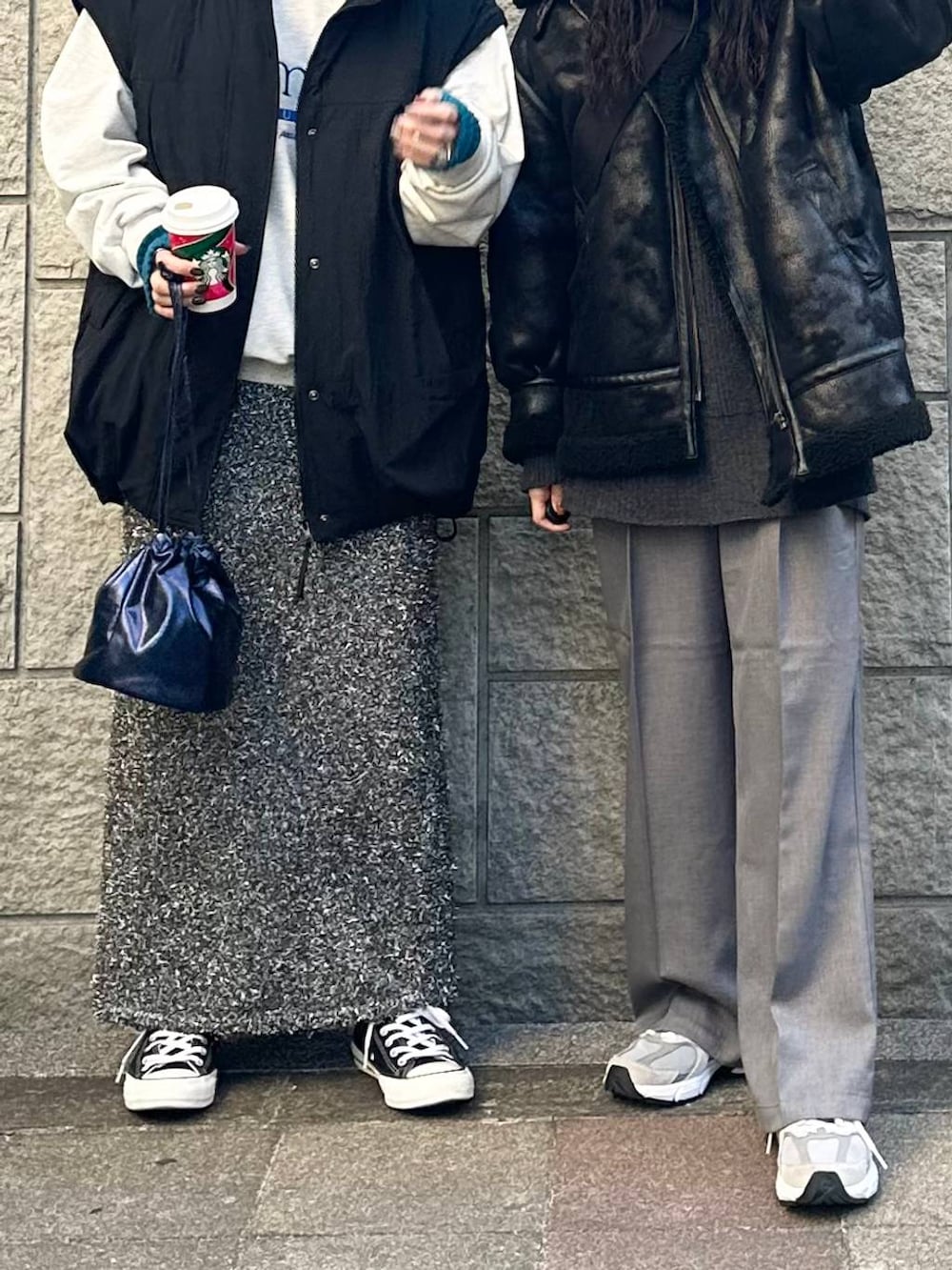 ブラック系のその他アウター、グレー系のその他パンツ、ブラック系のその他アウターを着用したレディースの冬コーディネートの4枚目の写真