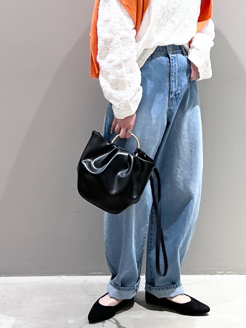 「LEPSIM、レプシィム(LEPSIM)、レース、レーストップス、デニム、デニムパンツ、カーブパンツ、ストラップシューズ、シンプルコーデ、カーディガン、春コーデ、シアートップス、淡色コーデ、きれいめカジュアル、休日スタイル」｜「LEPSIMのカーブデニムパンツ　356528（デニムパンツ、ブルー系）」を使った、エムアイさん（レディース・162cm）の春コーディネートの7枚目の写真