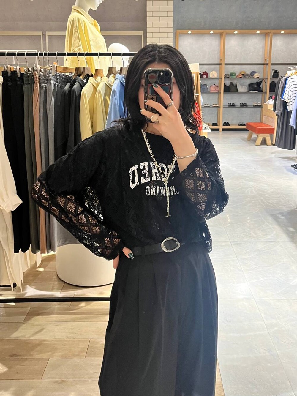 ブラック系のTシャツ/カットソー、ブラック系のその他パンツ、ブラック系のTシャツ/カットソーを着用したレディースの春コーディネートの3枚目の写真