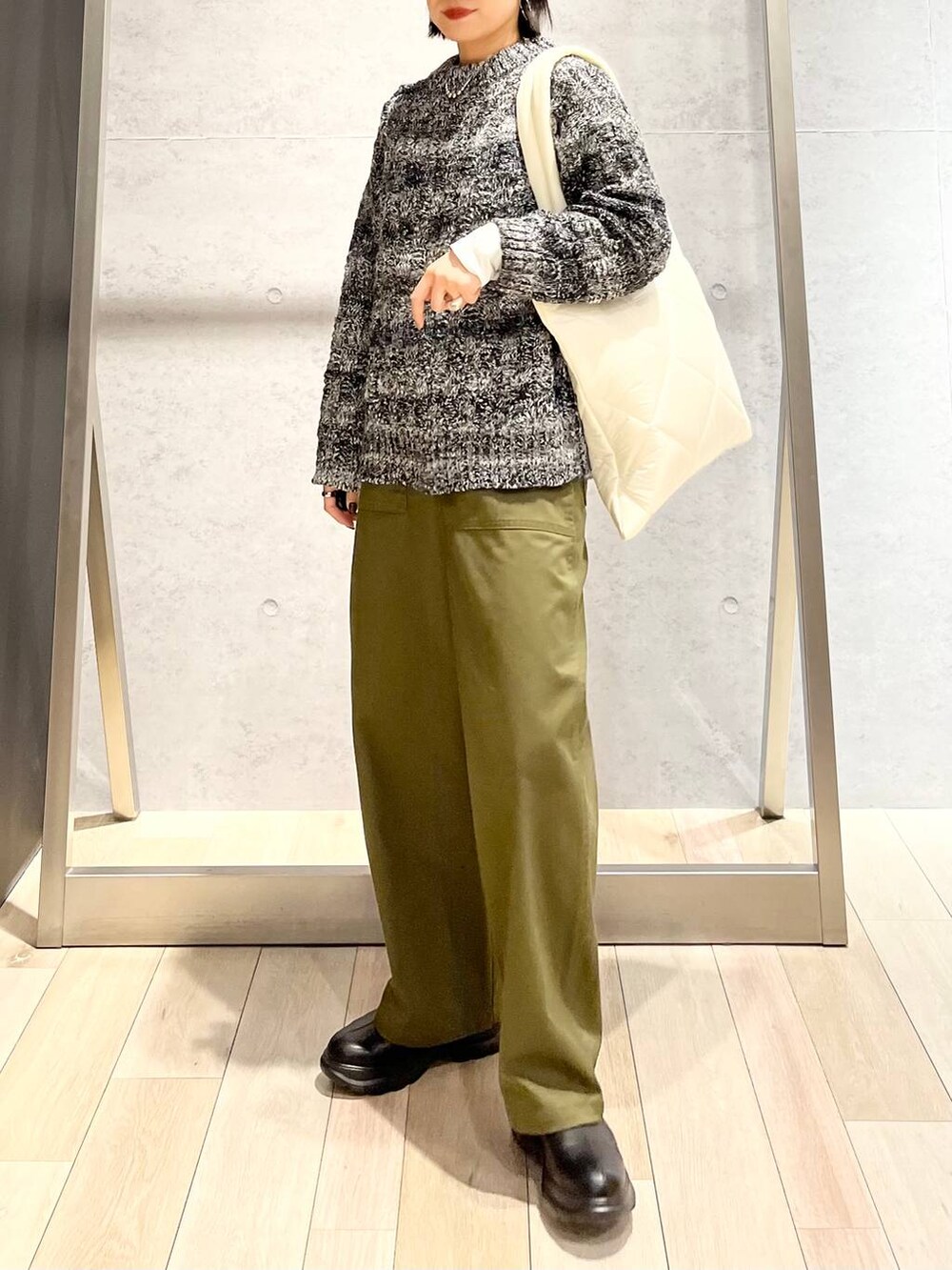 ホワイト系のTシャツ/カットソー、ホワイト系のトートバッグ、グリーン系のその他パンツを着用したレディースの冬コーディネートの7枚目の写真