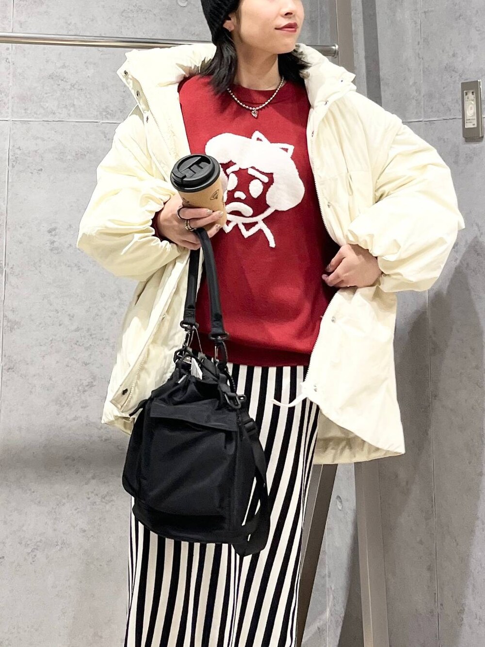 「カジュアル、モード、ベーシック/シンプル、デート/ロマンティック、楽ちんコーデ、女子会、きれいめカジュアル_LEPSIM、LEPSIM、おでかけ、シンプルコーデ、アウター、冬コーデ、冬アウター、ニット、満たされニット_LEPSIM」｜「LEPSIMの2WAY巾着ショルダー2　116580（ショルダーバッグ、ブラック系）」を使った、エムアイさん（レディース・162cm）の秋コーディネートの2枚目の写真