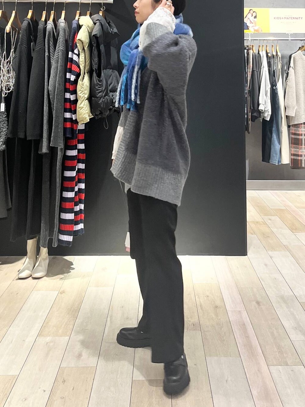 ブラック系のショルダーバッグ、ブラック系のローファー、ホワイト系のTシャツ/カットソーを着用したレディースの秋コーディネートの3枚目の写真