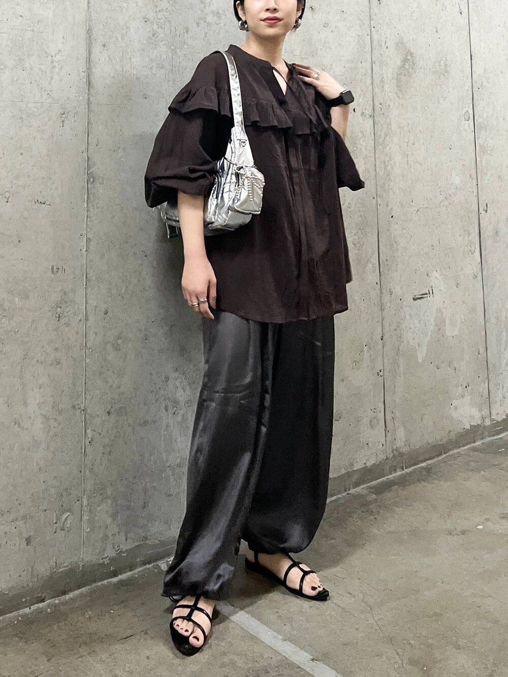 ブラック系のサンダル、グレー系のその他パンツ、シルバー系のショルダーバッグを着用したレディースの夏コーディネートの7枚目の写真