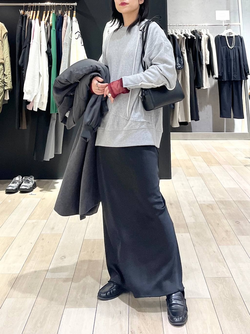 ブラック系のローファー、ブラック系のスカート、ブラック系のTシャツ/カットソーを着用したレディースの冬コーディネートの3枚目の写真