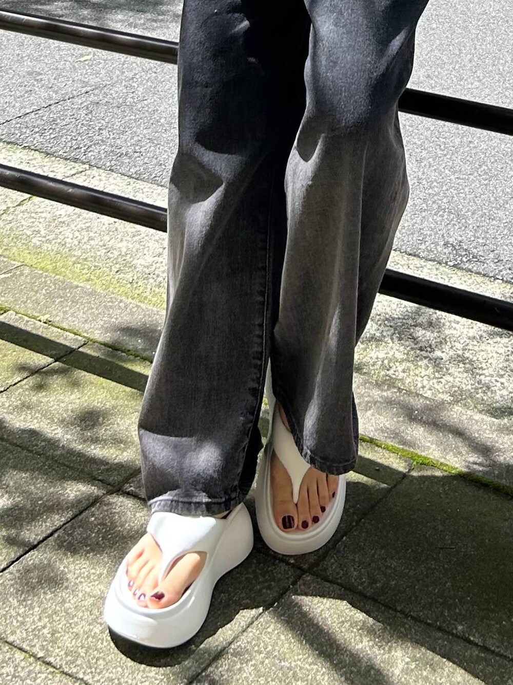 「カジュアル、モード、ベーシック/シンプル、デート/ロマンティック、楽ちんコーデ、女子会、きれいめカジュアル_LEPSIM、LEPSIM、ニット、デニムパンツ、ワイドパンツ、サンダル、サングラス、メガネ、メガネ女子」｜「LEPSIMのEVA厚底トングサンダル　104667（サンダル、ホワイト系）」を使った、エムアイさん（レディース・162cm）の春コーディネートの5枚目の写真