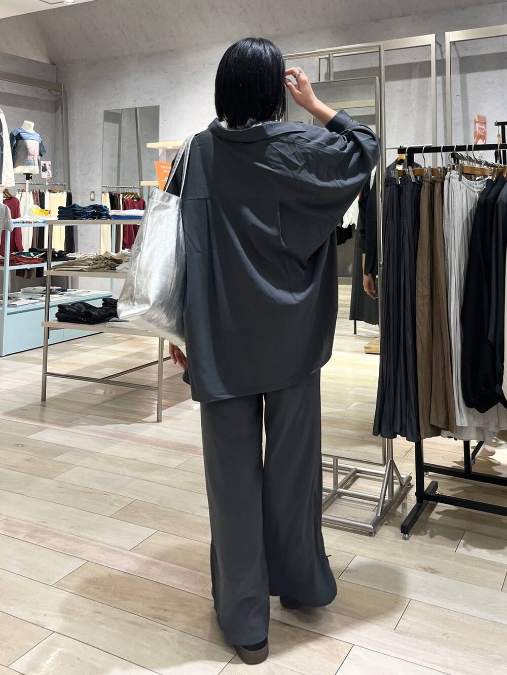 シルバー系のトートバッグ、グレー系のその他パンツ、グレー系のシャツ/ブラウスを着用したレディースの秋コーディネートの3枚目の写真