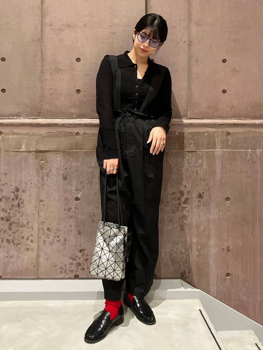 ブラック系のニット/セーター、ブラック系のその他パンツを着用したレディースの秋コーディネートの2枚目の写真