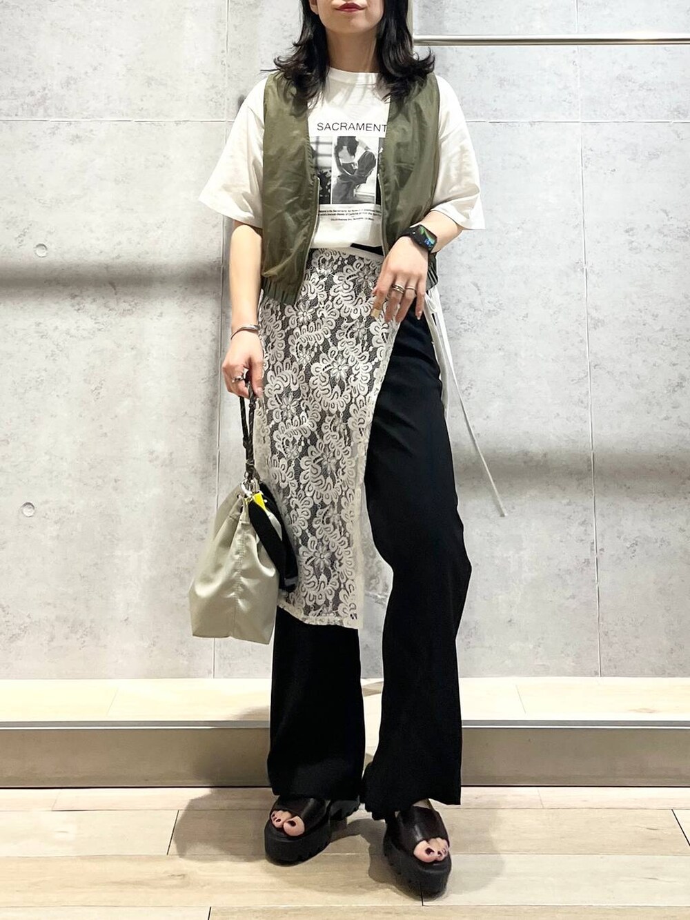 「カジュアル、モード、ベーシック/シンプル、デート/ロマンティック、楽ちんコーデ、春コーデ、女子会、きれいめカジュアル_LEPSIM、LEPSIM、おでかけ、シンプルコーデ、春色、夏コーデ、ベスト、Tシャツ」｜「LEPSIMのチュールドッキングベスト　310085（その他アウター、グリーン系）」を使った、エムアイさん（レディース・162cm）の夏コーディネートの5枚目の写真