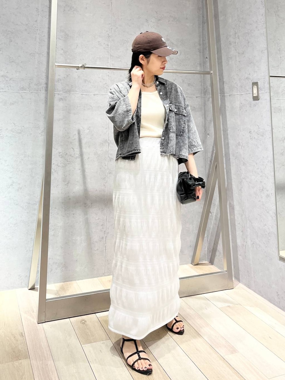 ブラック系のサンダル、ブラック系のシャツ/ブラウス、ホワイト系のタンクトップを着用したレディースの夏コーディネートの6枚目の写真