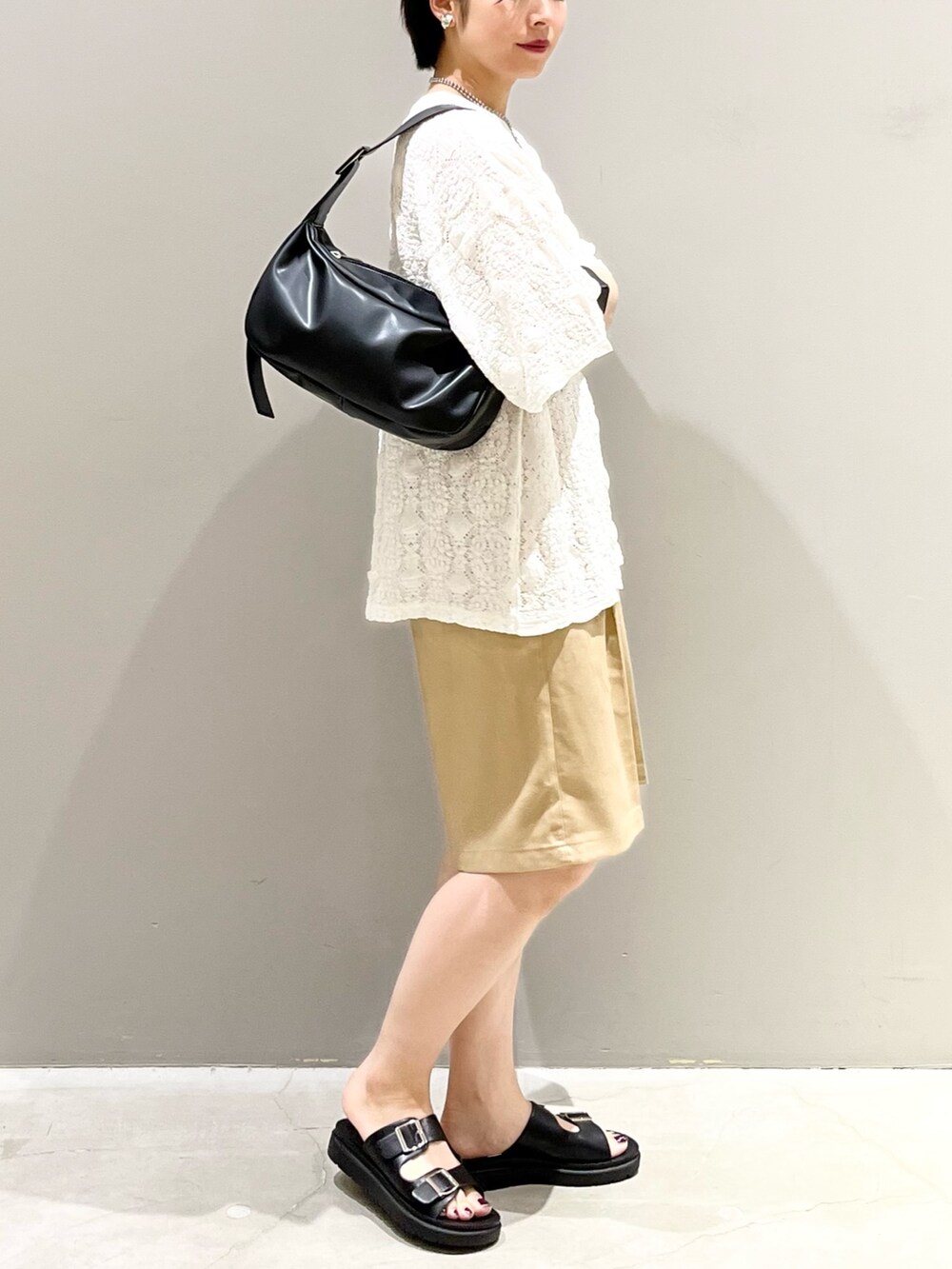 ベージュ系のその他パンツ、ブラック系のサンダル、ブラック系のショルダーバッグを着用したレディースの夏コーディネートの2枚目の写真