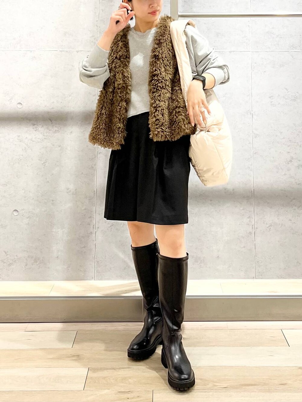 ブラウン系のベスト、ブラック系のその他パンツ、グレー系のTシャツ/カットソーを着用したレディースの秋コーディネートの8枚目の写真