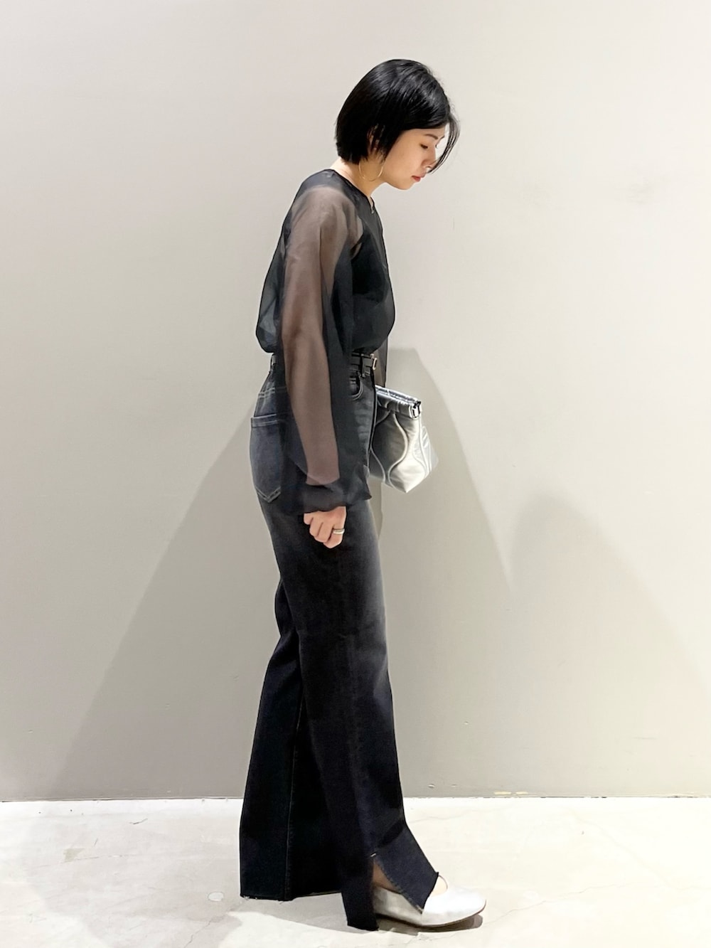 「LEPSIM、レプシィム(LEPSIM)、シアートップス、デニム、モノトーン、秋服準備はじめました、クラッチバッグ、オールブラック、ワントーンコーデ、レイヤードスタイル、休日スタイル、キャミソール、大人カジュアル、きれいめカジュアル、秋コーデ」｜「LEPSIMの4つの嬉しい機能付き！シアワセパンプス　295881（パンプス、グレー系）」を使った、エムアイさん（レディース・162cm）の夏コーディネートの3枚目の写真
