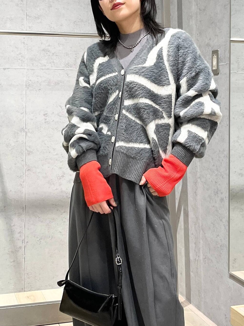 グレー系のニット/セーター、グレー系のカーディガン/ボレロ、グレー系のその他パンツを着用したレディースの冬コーディネートの5枚目の写真