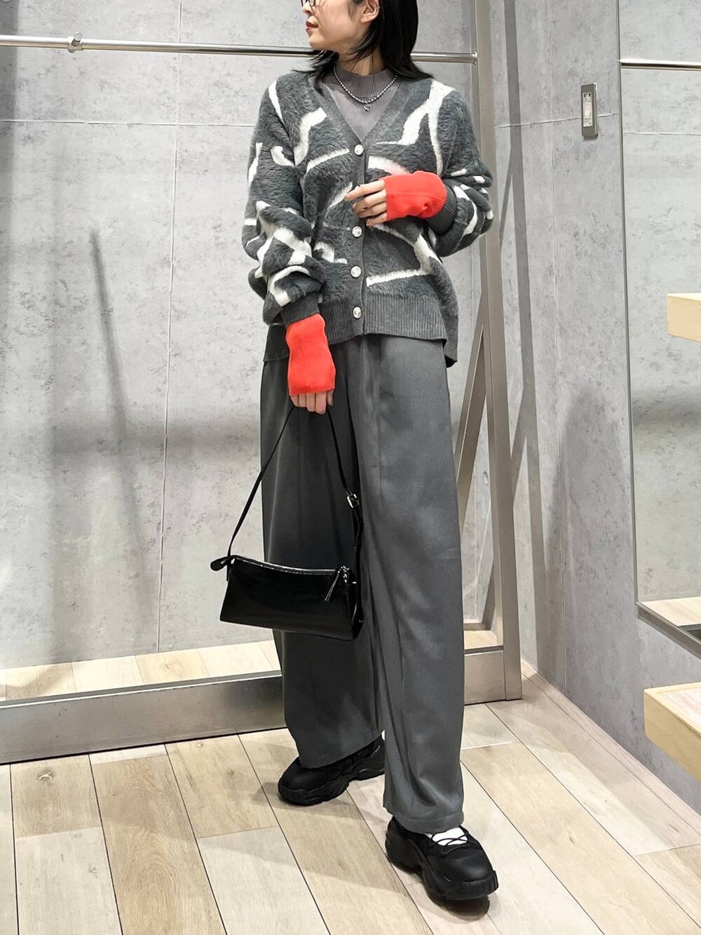 グレー系のニット/セーター、グレー系のカーディガン/ボレロ、グレー系のその他パンツを着用したレディースの冬コーディネートの2枚目の写真