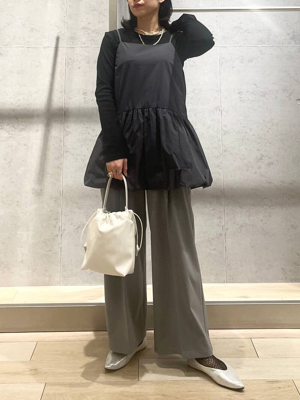 シルバー系のパンプス、ホワイト系のショルダーバッグ、グレー系のその他パンツを着用したレディースの春コーディネートの5枚目の写真