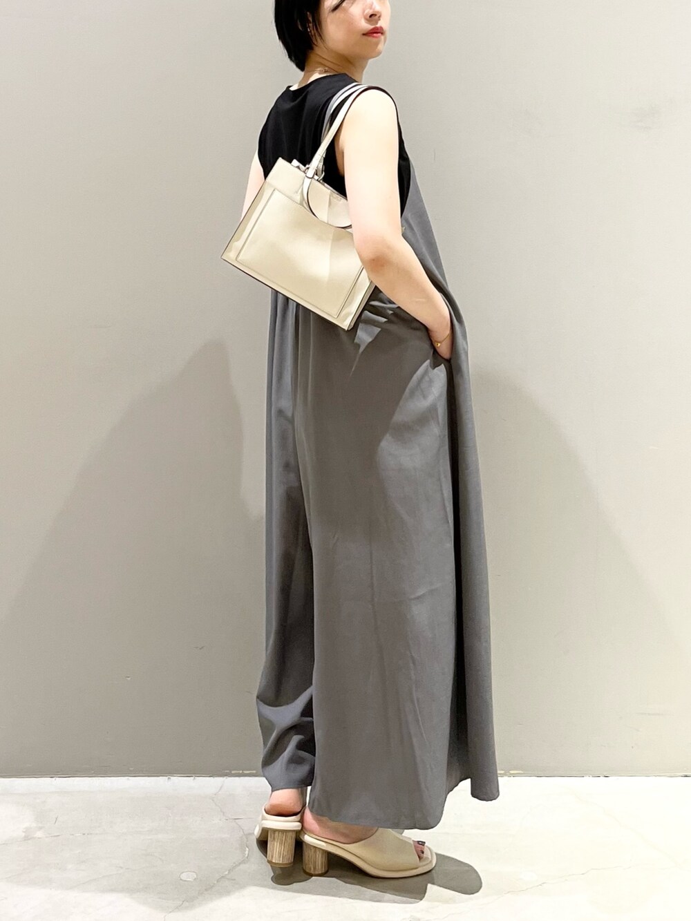 ホワイト系のショルダーバッグ、グレー系のその他パンツ、ホワイト系のサンダルを着用したレディースの夏コーディネートの6枚目の写真