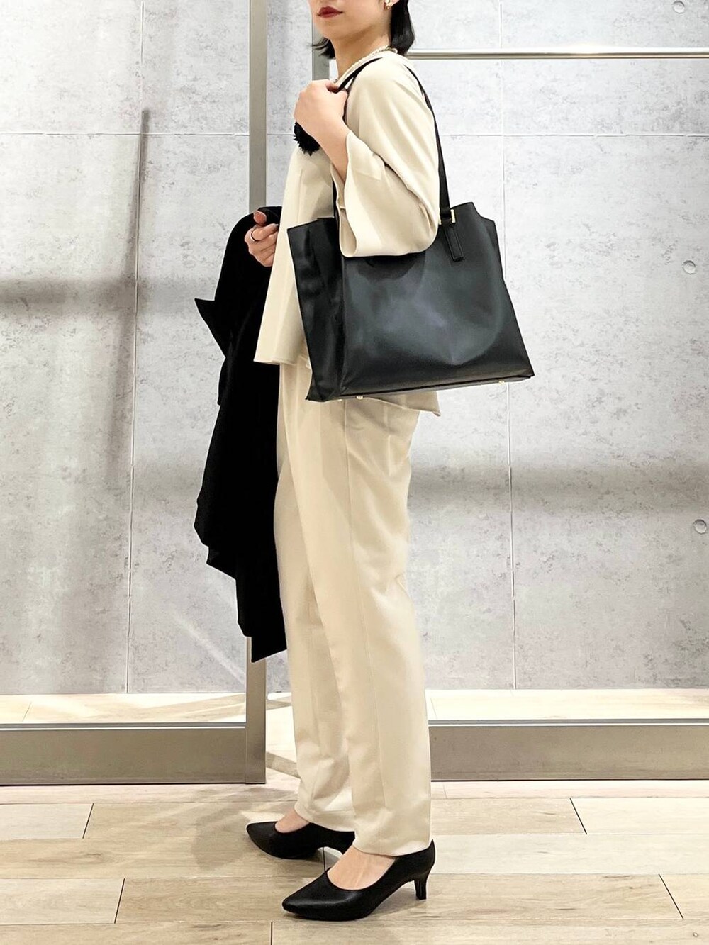 「LEPSIM、ブラウス、テーパードパンツ、入学式、卒業式、入園式、卒園式、セレモニー、オケージョン、セットアップ、プチプラ、冬アウター、シンプルコーデ、春色、オフィスカジュアル」|「LEPSIMの【入卒式/セレモニー】ツイルトレンチコート 102062(トレンチコート、ブラック系)」を使った、エムアイさん(レディース・162cm)の冬コーディネートの7枚目の写真