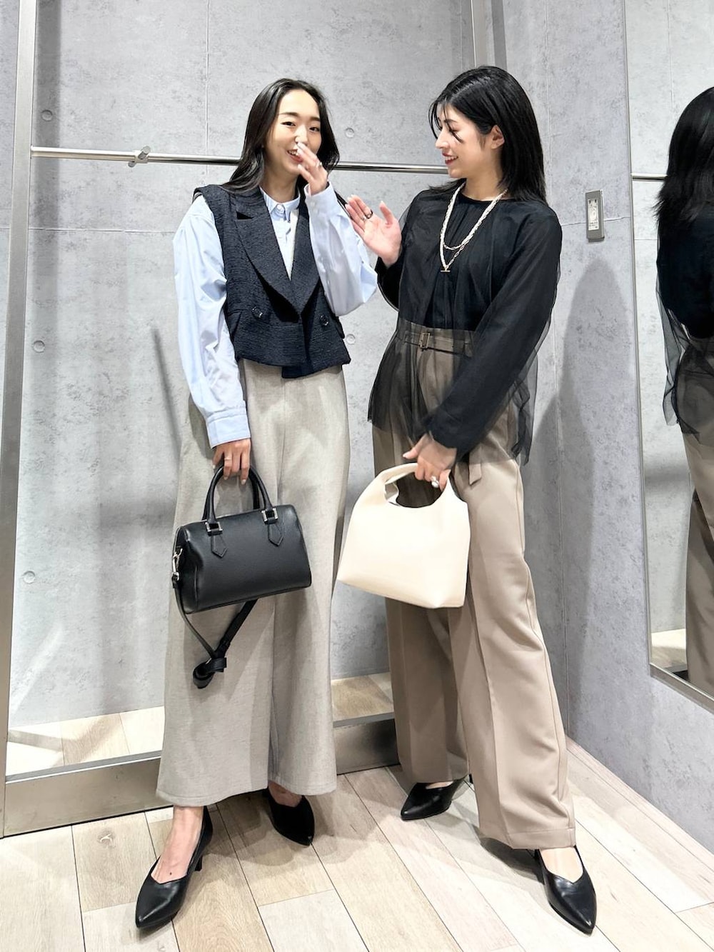 ブラウン系のスーツパンツ、ブラック系のTシャツ/カットソー、ブルー系のその他アウターを着用したレディースの冬コーディネートの2枚目の写真