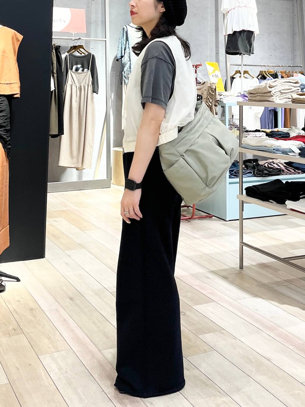 ブラック系のスウェットパンツ、ホワイト系のその他アウター、ブラック系のサンダルを着用したレディースの夏コーディネートの4枚目の写真