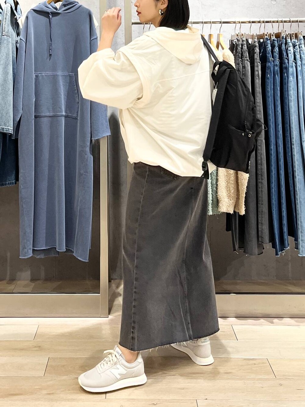 ブラック系のショルダーバッグ、ホワイト系のTシャツ/カットソー、ブラック系のスカートを着用したレディースの春コーディネートの4枚目の写真